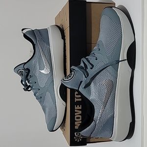 Mens Nike City Rep TR DA1352 010 Size 11 Grey and Silver